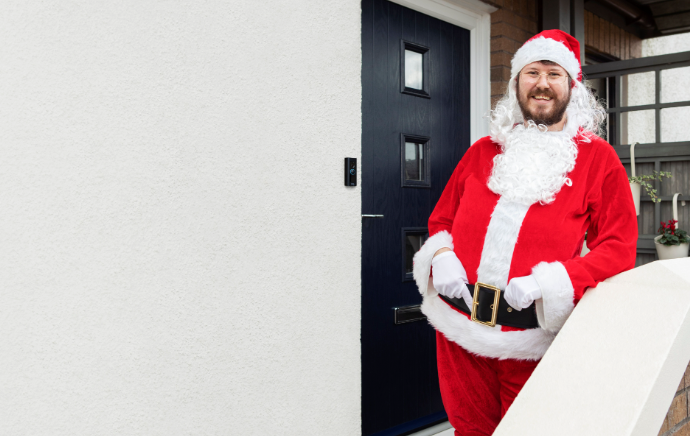 Un costume rouge, une barbe blanche et Ring Protect contribuent à rendre la saison des fêtes encore plus magique pour cette jeune famille.