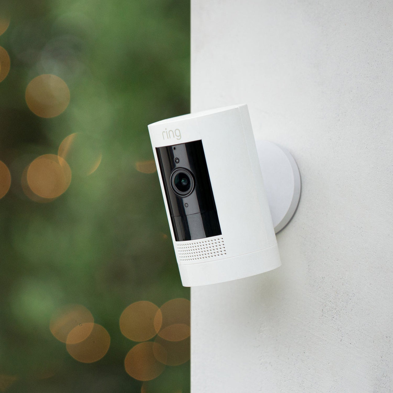 files/ring_spotlight_stick_up_cam_battery_white_garden_atf.jpg